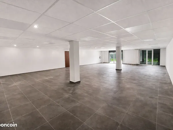 Tertiaire ou commerce 160m2 parking privé gratuit sur site