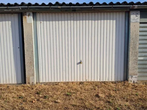 Garage box fermé - Rue du 1er mai (Waziers) - Idéal stationnement / stockage brut