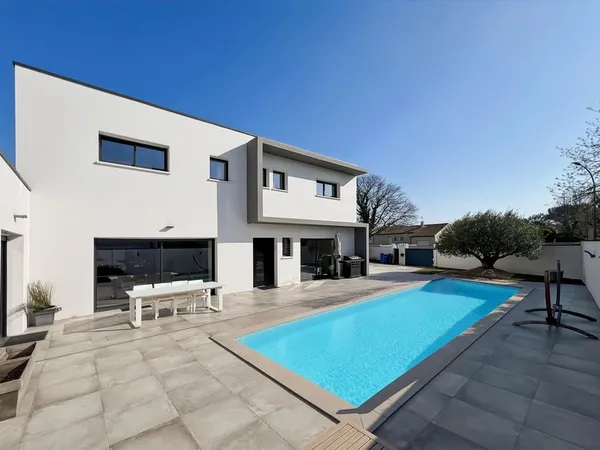 Contemporaine T6 de 220 m², 650 m² terrain - Lardenne
