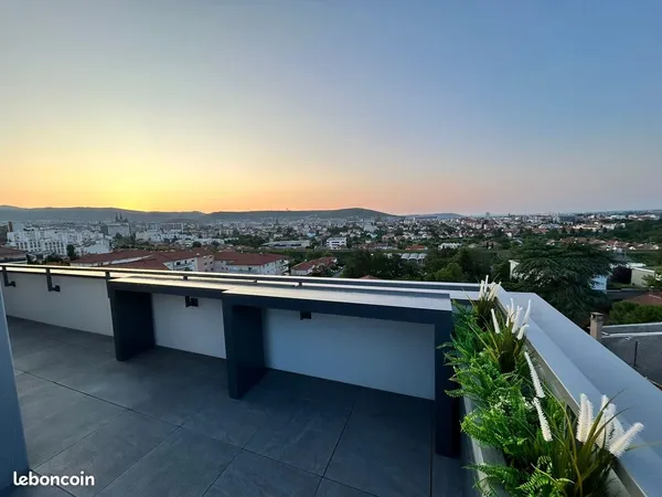 🌟Dernier étage - Appartement non meublé 4 pièces de 77 m² à louer à Clermont-Ferrand + parking indiv