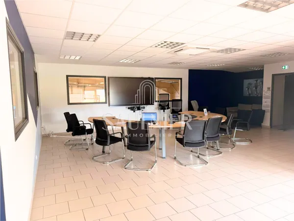 En sortie de Montrichard, A vendre locaux commerciaux et ind