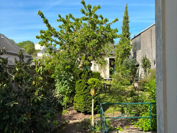 VENDS MAISON FAMILIALE - 9 PIÈCES - JARDIN - DÉPENDANCE - 2 STATIONNEMENTS