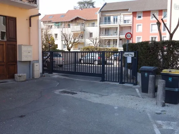 Garage 14 m² à louer faubourg des Balmettes