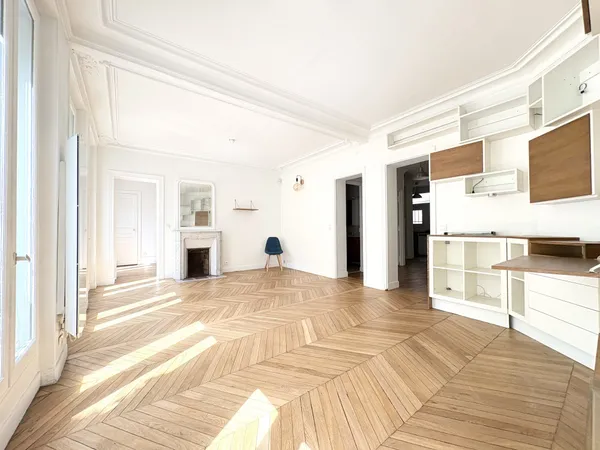 Appartement de caractère idéalement situé, avec balcon filant