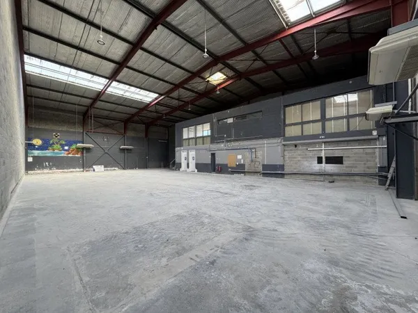 Local d'activité 1172 m²