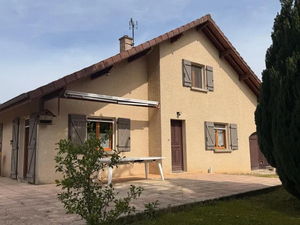 Maison de 1999, 108 m2, 3 chambres, Garage et terrain.