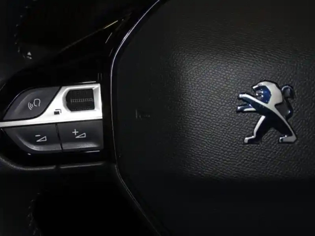 Peugeot 2008 1.2 puretech 130ch s&amp;s allure pack — photo 13