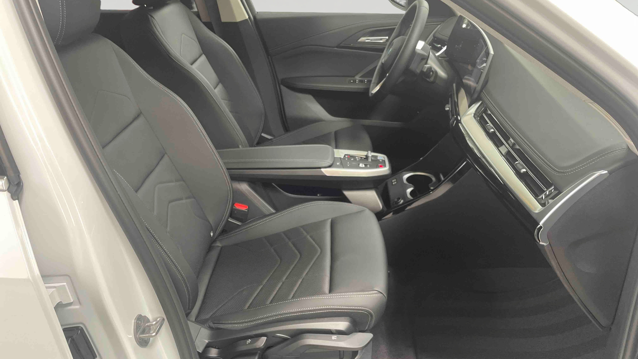 BMW iX1 eDrive20 — photo 14
