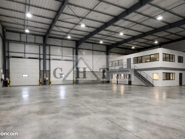 Local industriel 1 300 m²