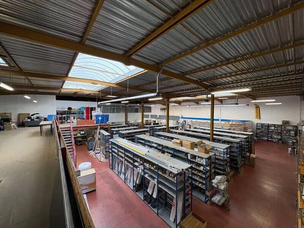 Local d'activité 1054 m²