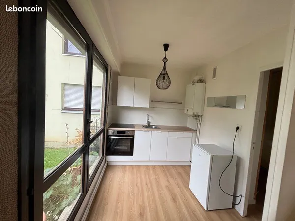 Loue hyper centre ville Bethune studio renové 32 M2 avec parking privé et cave