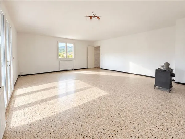Sisteron — Haut De Villa T4 D'Environ 127 M2 Avec Jardin Et Balcon