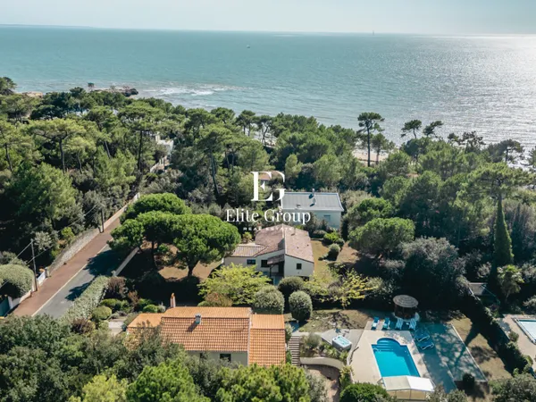 MAGNIFIQUE VILLA AU BORD DE MER