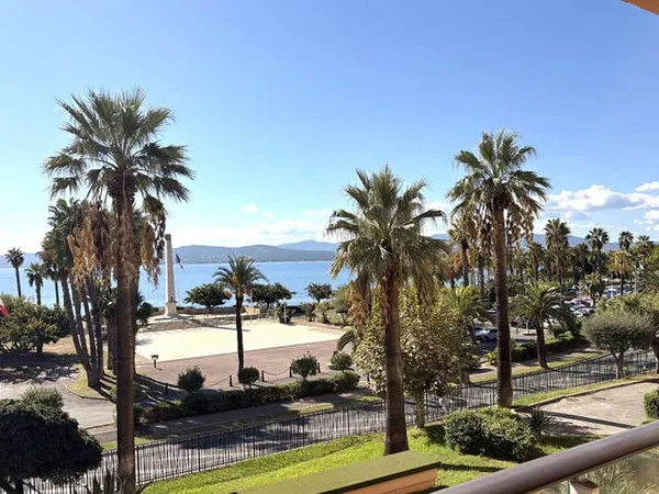 Vue mer lumineux appartement Saint Raphael 2 pièces résidence front de mer piscine