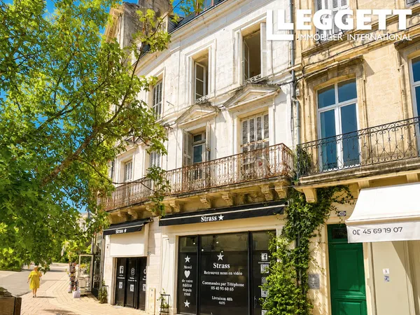 Emplacement d'exception pour cet immeuble de caractère - hypercentre piéton d'Angoulême.