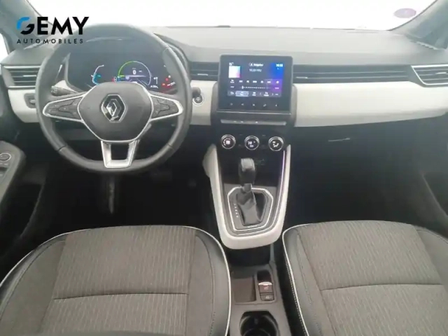 Renault Clio e-tech 140 - 21n — photo 39