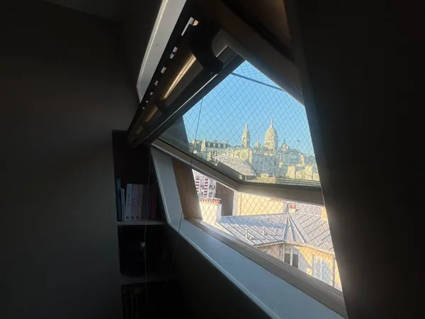 Loue studio vue Montmartre Place des Abesses 75018