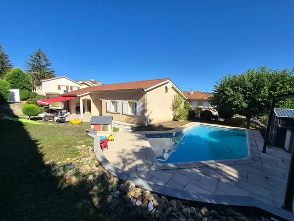Maison individuelle de plain-pied avec piscine, terrain autour - Centre de Roche-la-Molière