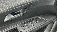 Peugeot 3008 HYBRID 225ch Allure Pack e-EAT8 — photo 17