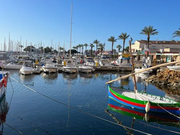 À vendre très joli T1 entièrement meublé dans résidence sécurisée à 200 mètres de la plage et du por