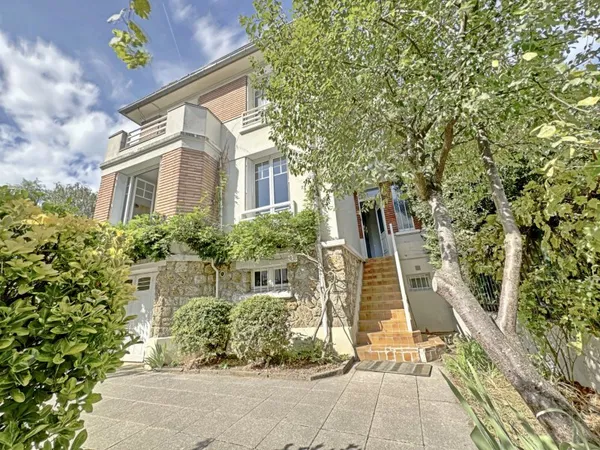 MAISON FAMILIALE DE CHARME AVEC JARDIN, GARAGE ET STUDIO IND