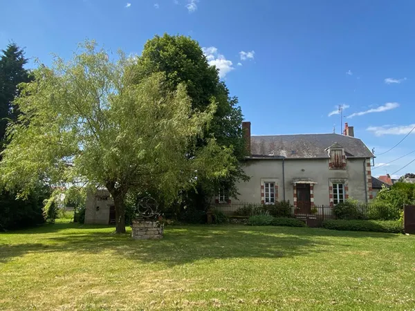 Belle propriété ancienne avec garages et grand terrain - Secteur calme