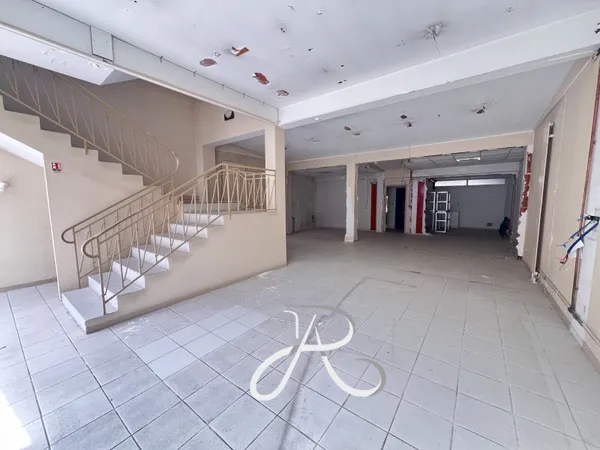 Local commercial 550 m²