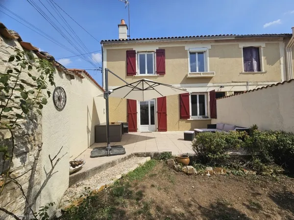 Maison Dans Une Résidence Avec Cour et Parking Privé - Piscine et Jardin Partagé