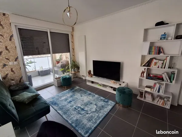 Superbe t2 meublé - dernier étage, traversant, loggia avec vue dégagée et parking - dpe b