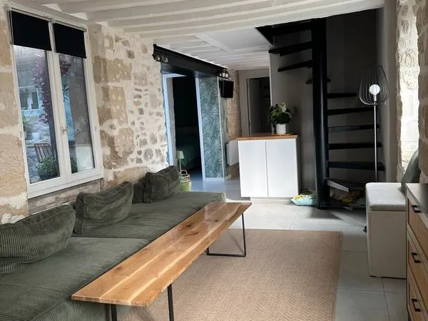 Maison de ville de charme entièrement rénovée avec cours et cave aménagée — Senlis centre