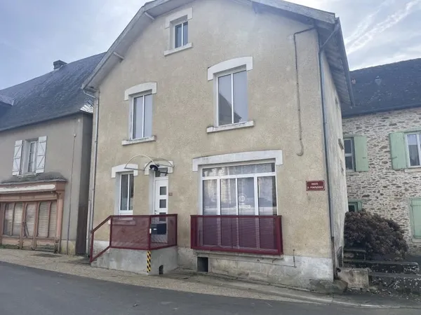 Dans le bourg de Saint-Cyr Les Champagnes, 10 mn Pompadour