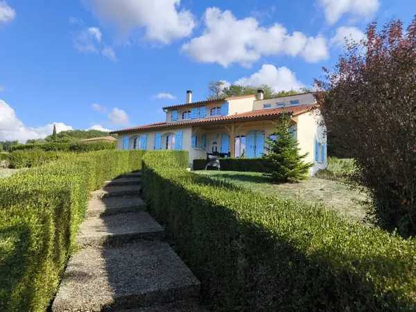 Maison contemporaine (5 chambres et un bureau), sous sol com