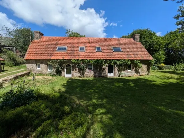 LOCMALO EN CAMPAGNE CHARMANTE LONGÈRE DE 130M² ENVIRON 5 PIÈCES AVEC VIE DE PLAIN PIED PARCELLE DE 4