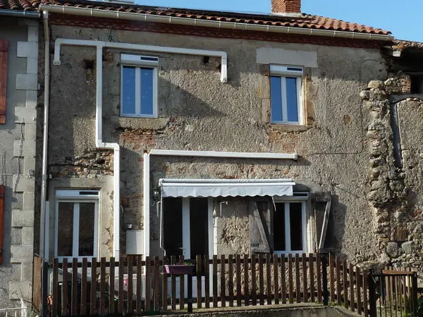 PÉRIGORD VERT Maison en pierre mitoyenne de 100 m2 avec gara