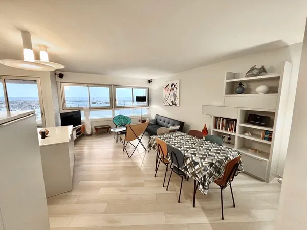 1 Appartement T4 , 1 Cellier , 1 Parking privé couvert ,