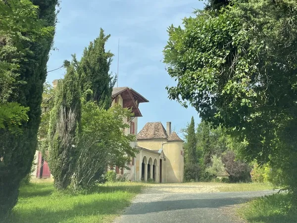 Manoir atypique baigné de lumière à Bergerac