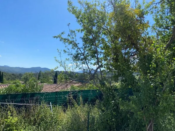 Terrain 650 m²