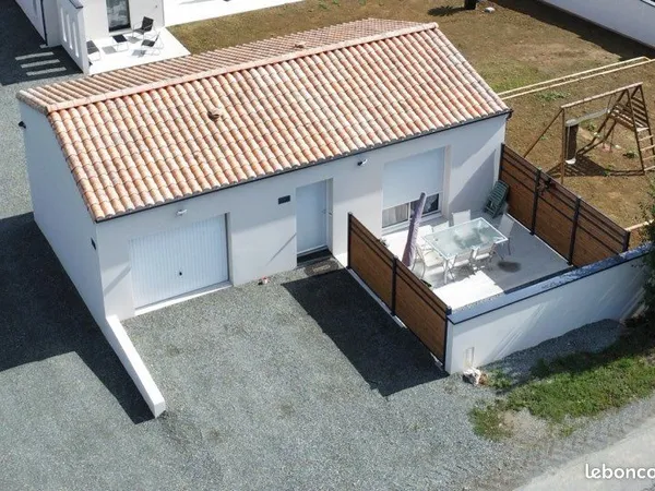 Location maison meublée récente avec garage et terrasse