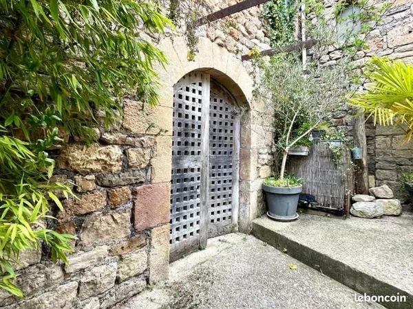 Parking 81 m² Salles La Source
