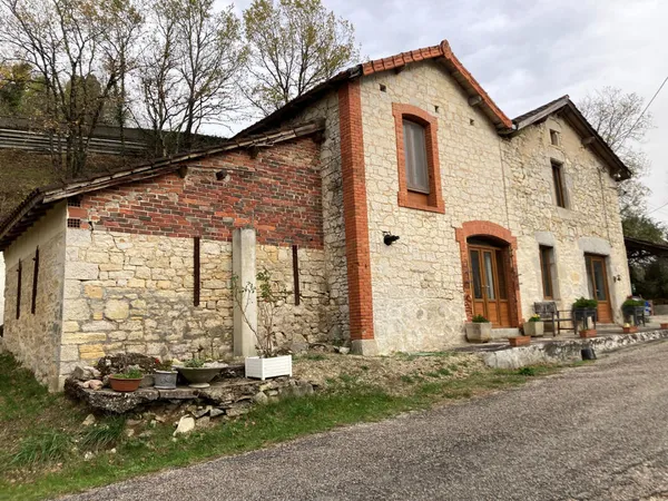 Cahors à L' Ouestt proche d'Espere