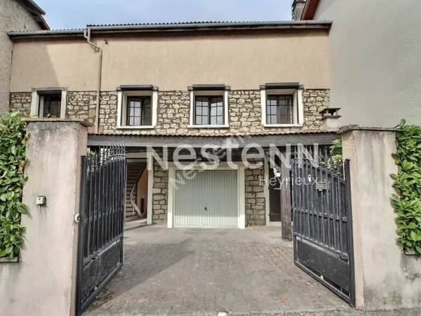 Maison centre village de 96 m² habitables avec cour et garage.