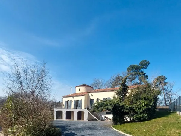 Maison de 7 pièces, d'une superficie de 275 m² avec un appartement indépendant et salle de sport
