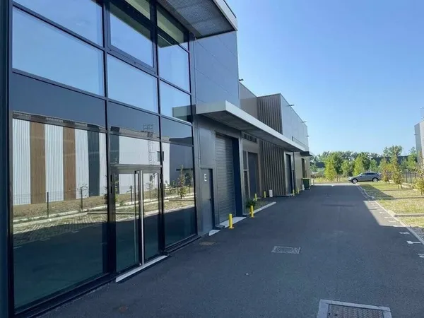 Local d'activité 220 m²