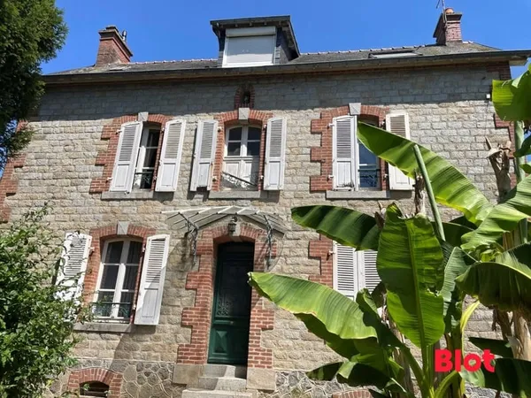 BLOT IMMMOBILIER, maison de caractère de 150 m² à rénover avec garages et dépendance