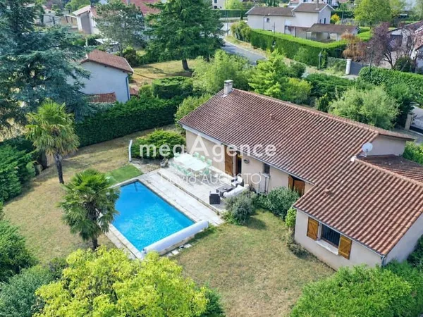 À 700m du village à pied, maison 5 chambres, garage, piscine et terrain de 992m2