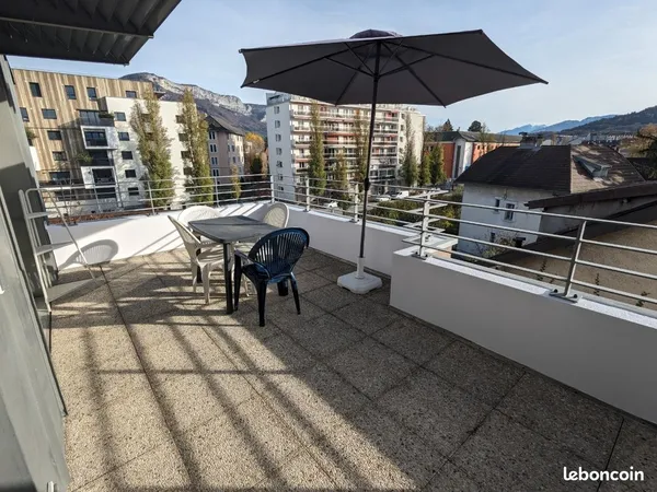 T2 meublé en location, grande terrasse avec vue sur les montagnes