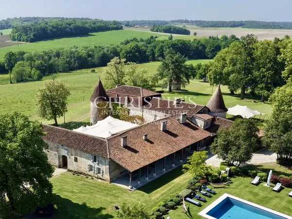 Château 30 pièces 1400 m²