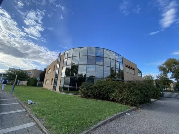 Bureau 3 pièces 806 m²