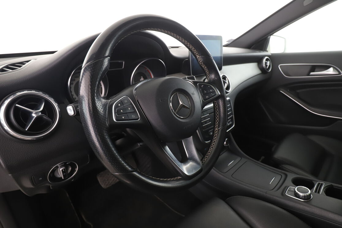 Mercedes-Benz GLA 200 d Activity Edition 4Matic 7G-DCT — photo 10