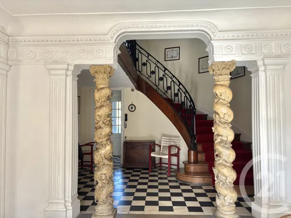 Maison 8 pièces 320 m²